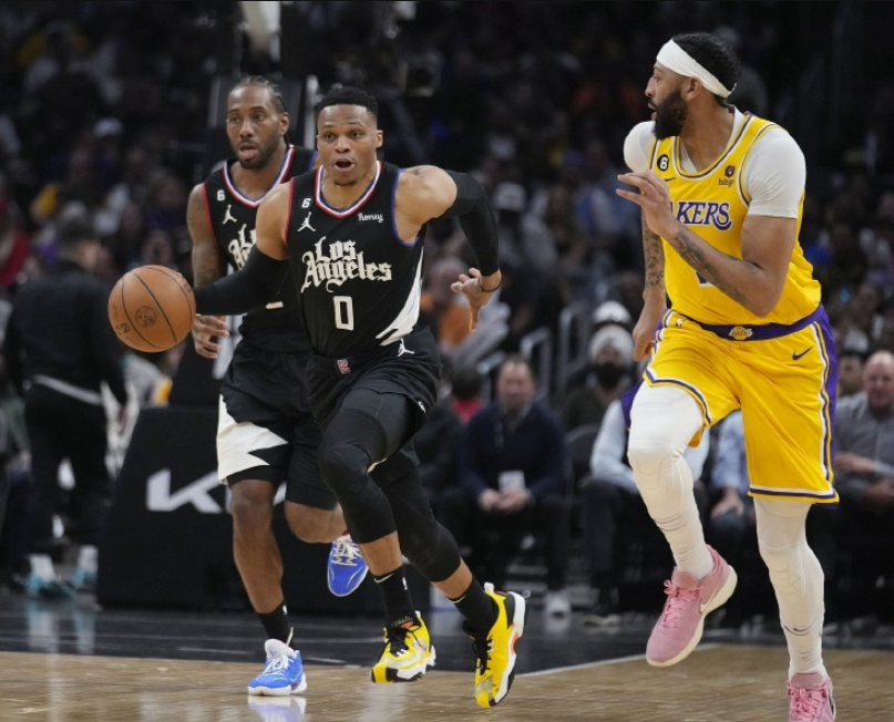 关于NBA常规赛赛程吃紧，上海久事国际比赛日复出首秀，悬念犹存，临场指挥获称赞的信息-爱游戏体育入口