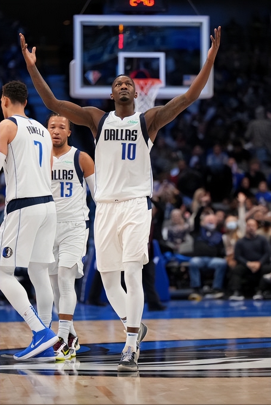 包含今夜意大利杯传出新动向；达拉斯独行侠篮板制胜；管理层表态——态度坚定；年轻球员得到机会的词条-爱游戏棋牌